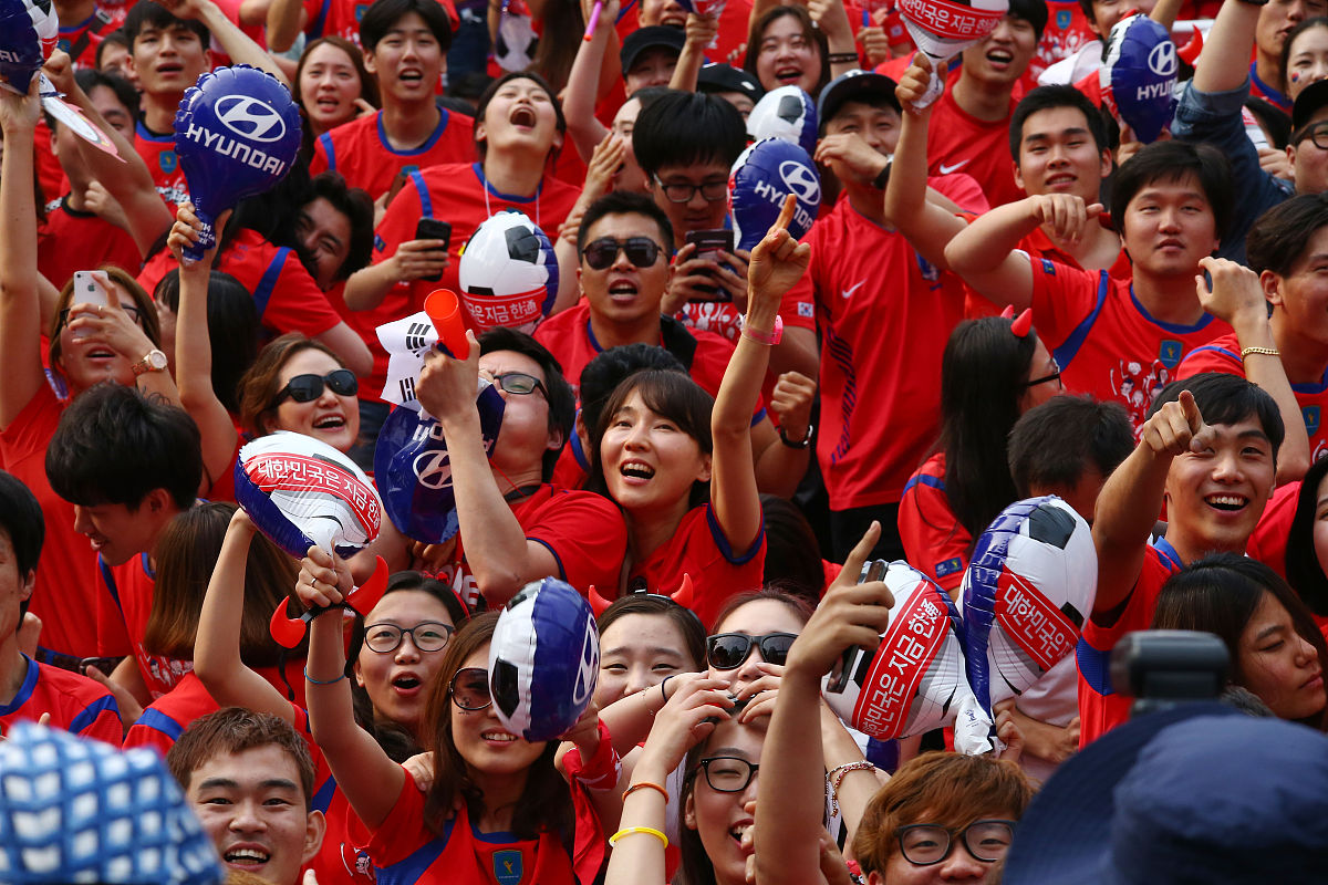 情绪高涨球员挥汗方满意球迷狂欢