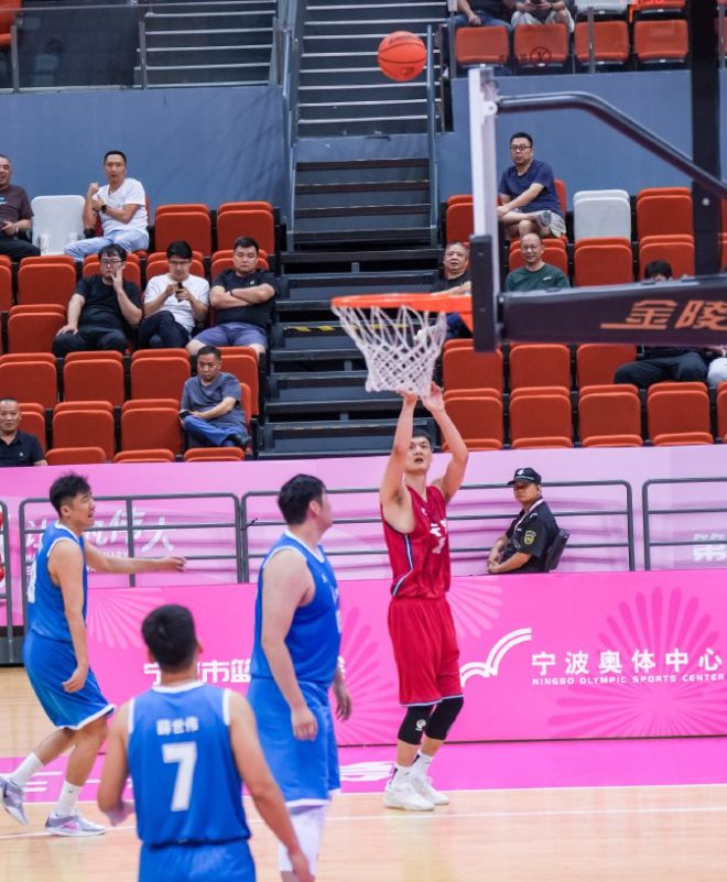 上海男篮力挽狂澜逆转胜利，全队喜上眉梢的简单介绍