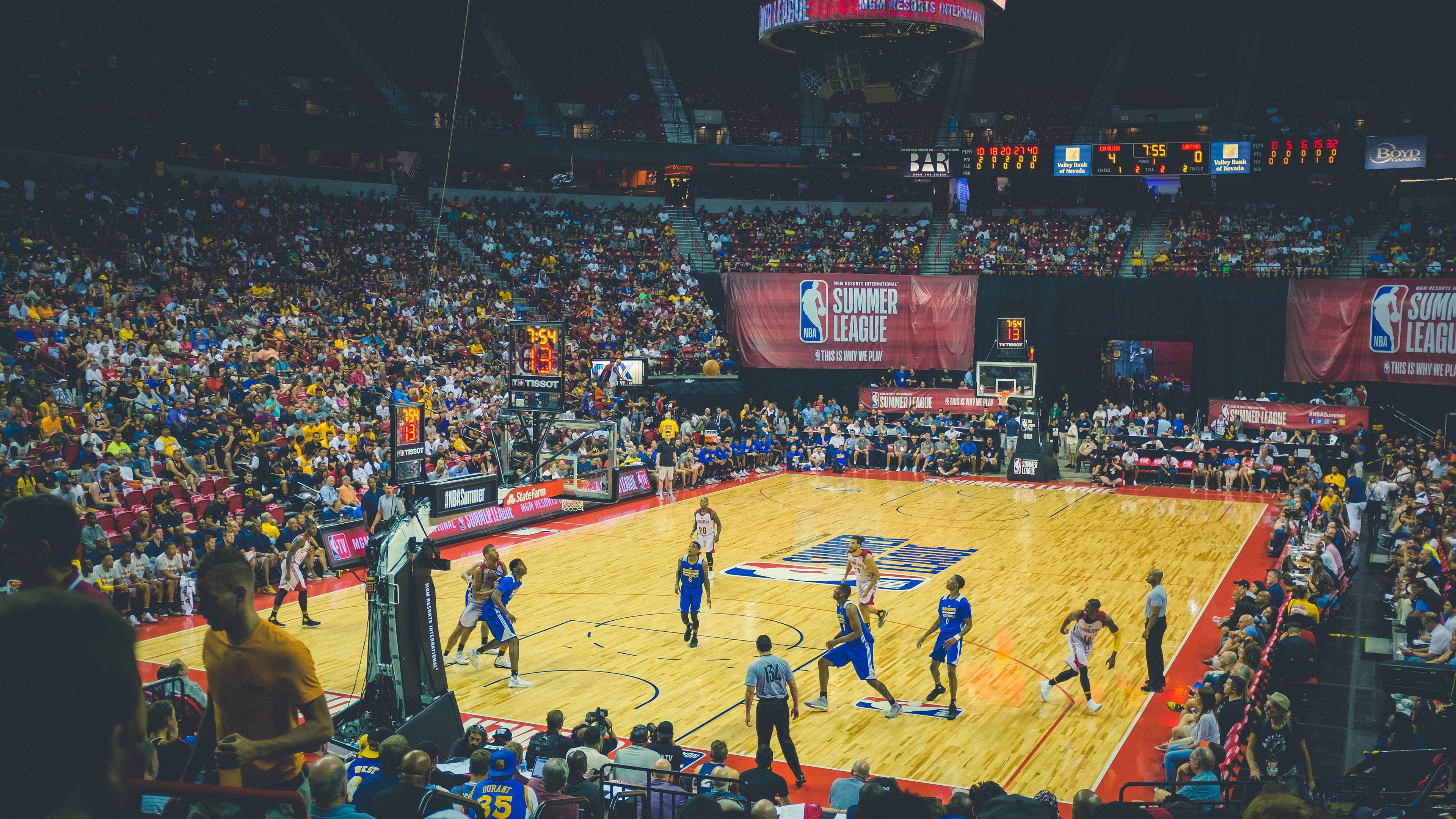 皇家马德里观众热烈欢呼！，蒂姆迎来十赛季出色发挥全场沸腾不已